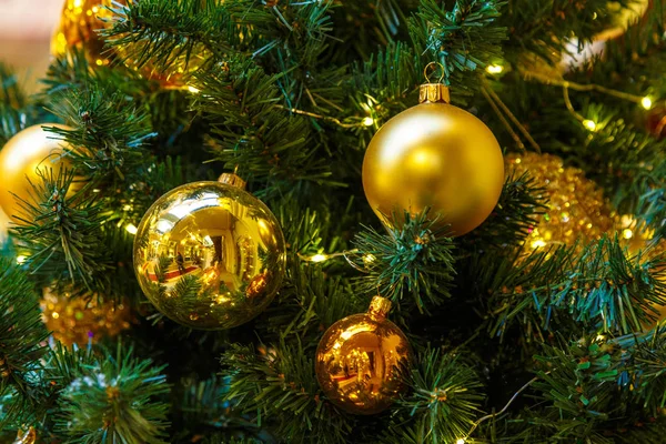 Traditionell geschmückter Tannenbaum zu Weihnachten oder Neujahr — Stockfoto