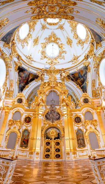 St. Petersburg, Rosja - 12 maja 2017: Wnętrze Państwa Hermitage, Kościół Wielkiego Pałacu Zimowego. Hermitage jest jednym z największych i najstarszych muzeów sztuki i kultury na świecie — Zdjęcie stockowe