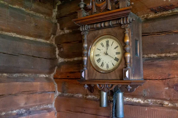 Oude houten slinger opknoping op een muur — Stockfoto