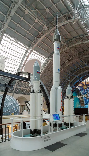 Moscow, Russia - November 28, 2018: Interior of the Space pavilion at VDNH. Angara rocket family is a family of space-launch vehicles — Stock Photo, Image