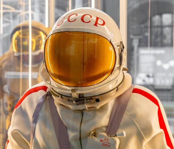 Moskva, Rusko - 28. listopadu 2018: Ruský kosmonautický skafandr Yastreb v moskevském kosmickém muzeu, který byl speciálně vyvinut pro časné mise kosmických vozidel Sojuz — Stock fotografie