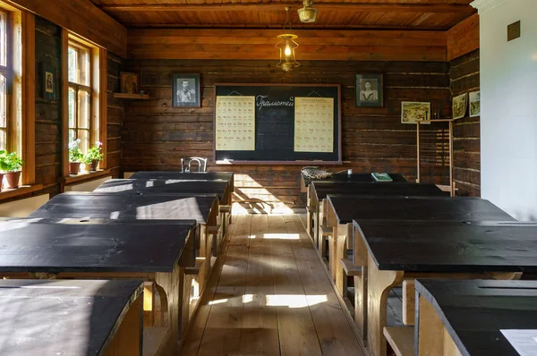 康斯坦丁诺沃历史悠久的单间学校内部 — 图库照片