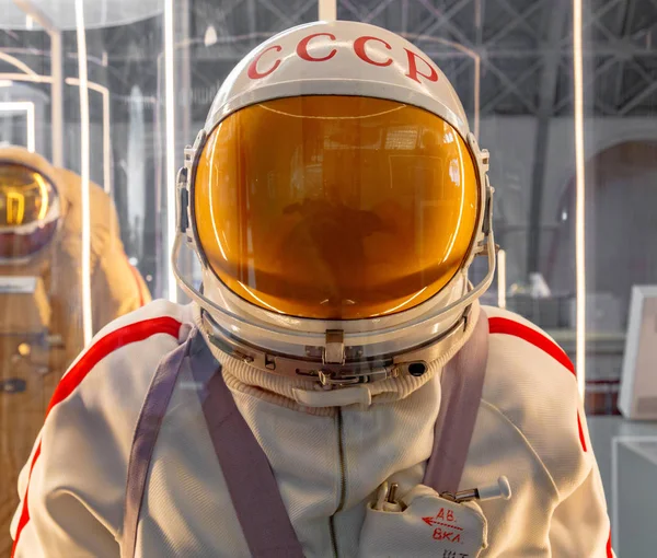 Moscú, Rusia - 28 de noviembre de 2018: astronauta ruso traje espacial Yastreb en Moscú museo espacial que fue especialmente desarrollado para las primeras misiones de vehículos espaciales Soyuz —  Fotos de Stock