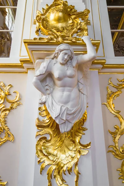 Femme sculpture antique sur mur d'or — Photo