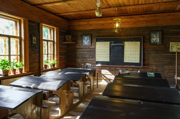 A Konstantinovo történelmi egyszobás iskola belső — Stock Fotó
