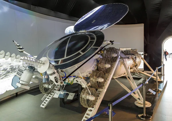 Moscou, Russie - 28 novembre 2018 : Intérieur du pavillon spatial à VDNH. Lunokhod "Moonwalker" était une série de rovers lunaires robotiques soviétiques conçus pour atterrir sur la Lune entre 1969 et 1977. — Photo