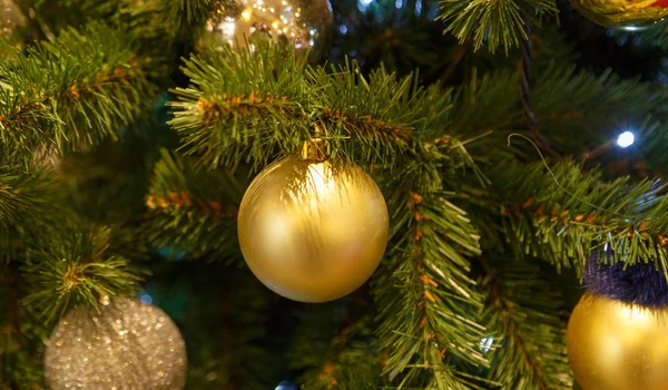 Traditionele kerstmis of nieuwjaar gedecoreerde dennenboom — Stockfoto