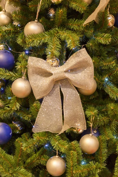 Traditionell geschmückter Tannenbaum zu Weihnachten oder Neujahr — Stockfoto