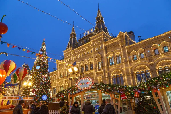 Москва, Россия, 4 декабря 2018 года: Москва украшена к новогодним и рождественским праздникам. Ярмарка ГУМ на Красной площади — стоковое фото