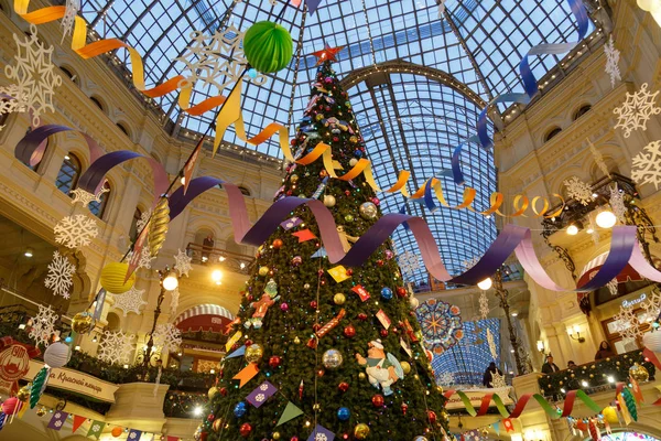 Moscú, Rusia, 4 de diciembre de 2018: Año Nuevo y decoraciones navideñas de la GUM en Moscú, Rusia. Árbol de Navidad y ornamentos — Foto de Stock