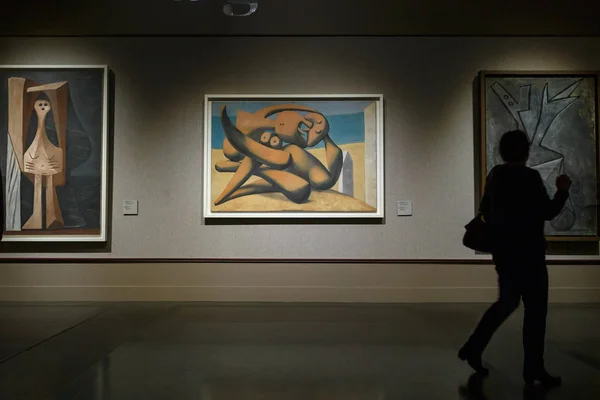 Moscou, Rússia - 21 de novembro de 2018: Pessoas perto da pintura Pablo Picasso no Museu de Belas Artes Pushkin é o maior museu de arte europeia em Moscou — Fotografia de Stock