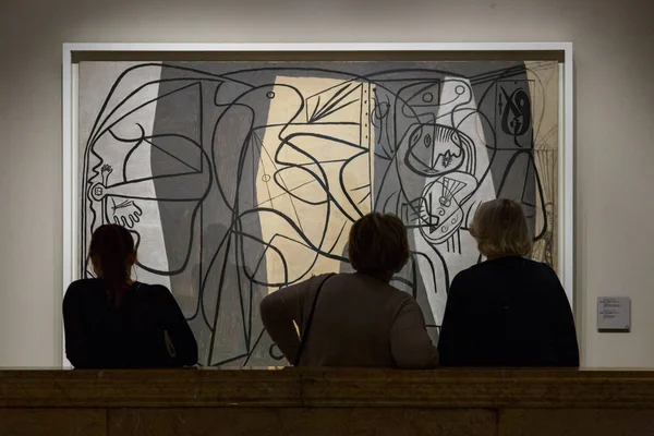 パブロ ・ ピカソの絵画ピカソ画家とそのモデル」プーシキン美術博物館の近くの人々 はモスクワのヨーロッパの芸術の最も大きい博物館、モスクワ, ロシア - 2018 年 11 月 21 日。 — ストック写真