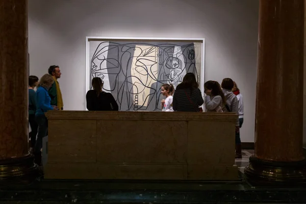 Moscou, Russie - 21 novembre 2018 : Les gens près de la peinture Pablo Picasso "Peintre Picasso et son modèle" au Musée Pouchkine des Beaux-Arts est le plus grand musée d'art européen à Moscou — Photo