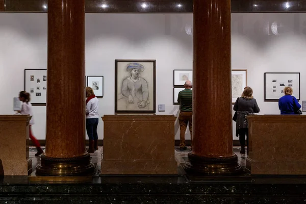 Moscou, Rússia - 21 de novembro de 2018: Pessoas perto da pintura Pablo Picasso no Museu de Belas Artes Pushkin é o maior museu de arte europeia em Moscou — Fotografia de Stock