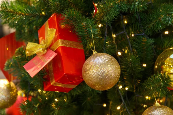 Geleneksel Noel ya da yeni yıl süslenmiş köknar ağacı — Stok fotoğraf
