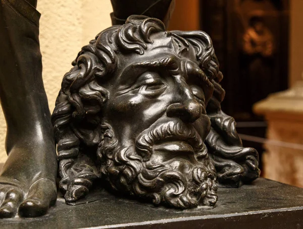 David pernas com a estátua Cabeça de Golias — Fotografia de Stock