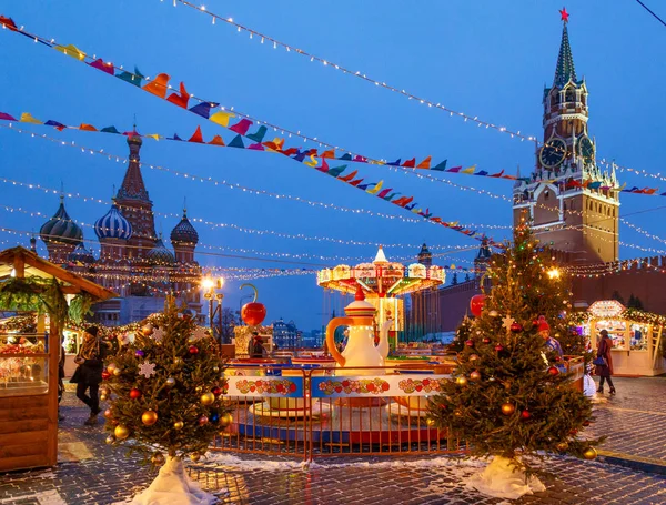 Moscú, Rusia, 4 de diciembre de 2018: Feria del pueblo de Navidad en la Plaza Roja de Moscú — Foto de Stock