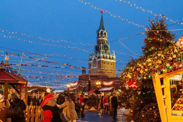 Moscú, Rusia, 4 de diciembre de 2018: Feria del pueblo de Navidad en la Plaza Roja de Moscú — Foto de Stock