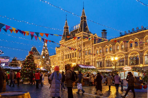 Москва, Россия, 4 декабря 2018 года: Рождественская деревенская ярмарка на Красной площади в Москве — стоковое фото