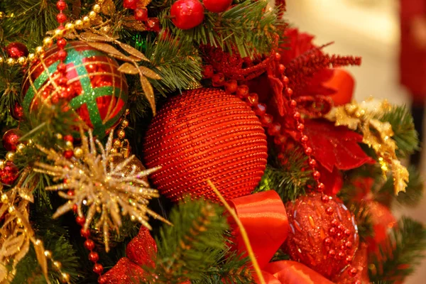 Tradicional navidad o año nuevo abeto decorado con bolas rojas — Foto de Stock