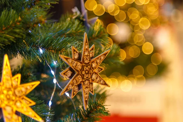 Traditionele kerstmis of nieuwjaar gedecoreerde dennenboom — Stockfoto