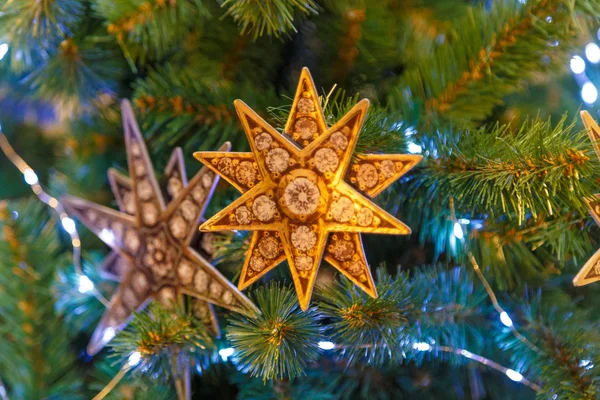 Traditionele kerstmis of nieuwjaar gedecoreerde dennenboom — Stockfoto