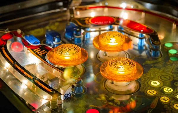 Budapešť, Maďarsko - 25. března 2018: Pinballové muzeum. Pinball stůl zblízka pohled na vintage stroj — Stock fotografie