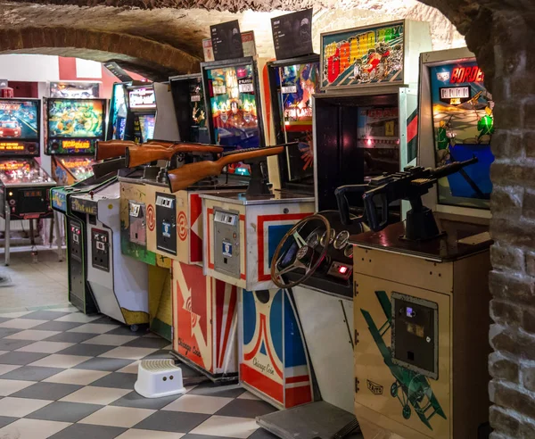 Budapeşte, Macaristan - 25 Mart 2018: Pinball Müzesi. Pinball masası eski makinenin görüntüsünü kapat — Stok fotoğraf