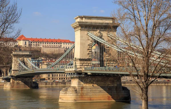 Budapest, Hungría, 22 de marzo de 2018: Szechenyi Chain Bridge, uno de los puentes más bellos de Budapest, Hungría — Foto de Stock