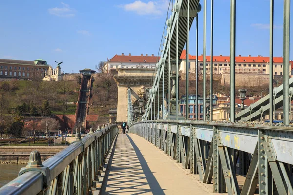 Budapest, Hungría, 22 de marzo de 2018: Szechenyi Chain Bridge, uno de los puentes más bellos de Budapest, Hungría — Foto de Stock