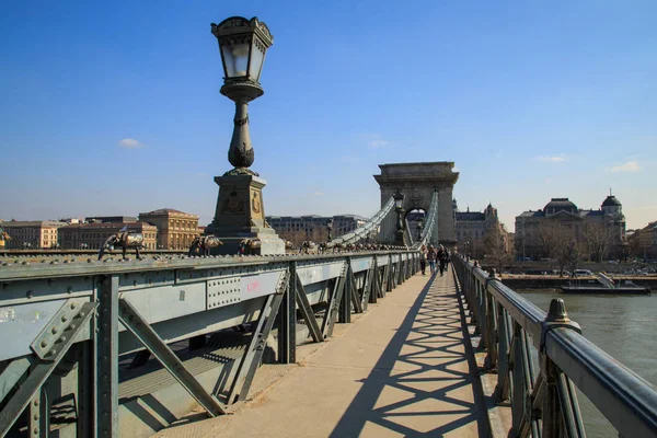 Budapest, Węgry, 22 marca 2018: Szechenyi łańcucha Bridge jeden z najpiękniejszych mostów w Budapest, Węgry — Zdjęcie stockowe