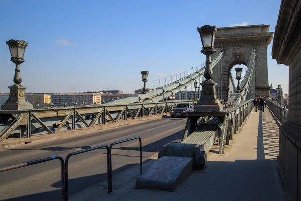 Budapest, Hungría, 22 de marzo de 2018: Szechenyi Chain Bridge, uno de los puentes más bellos de Budapest, Hungría — Foto de Stock