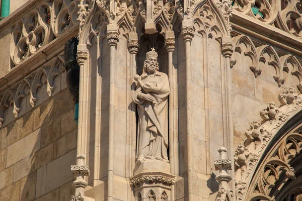 Budapest populära resmålet. Fint snidade sand sten exteriör Detaljer för en historisk Mattiaskyrkan i starkt ljus i Budapest, Ungern — Stockfoto