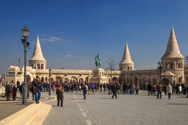 Budapest, Hongrie, 22 mars 2018 : Bastion des pêcheurs et statue d'Étienne Ier — Photo