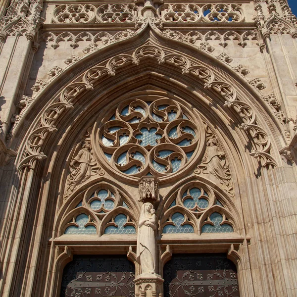 Budapest de populaire reisbestemming. Fijn gesneden zand steen exterieur details voor een historische Matthiaskerk in fel licht in Boedapest, Hongarije — Stockfoto