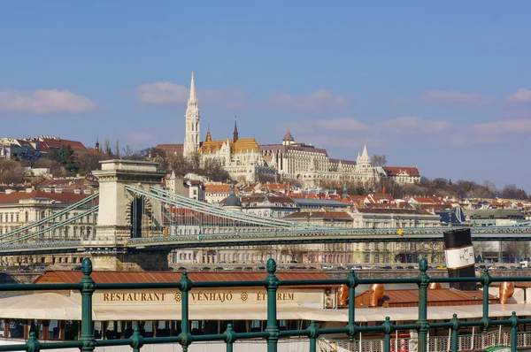 Budapest, Hungría, 22 de marzo de 2018: Szechenyi Chain Bridge, uno de los puentes más bellos de Budapest, Hungría — Foto de Stock