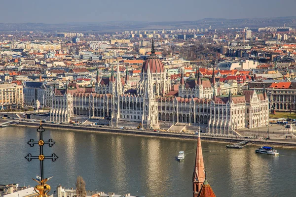 A tájkép, Budapest város, este, a magyar Parlament épülete és a otherr épület Duna mellett, Magyarország — Stock Fotó