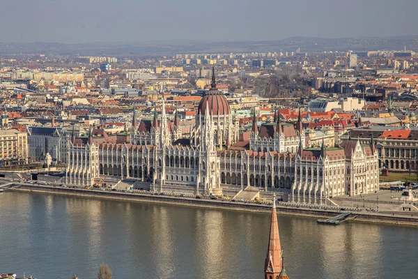 A tájkép, Budapest város, este, a magyar Parlament épülete és a otherr épület Duna mellett, Magyarország — Stock Fotó