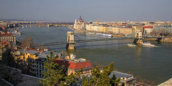 Budapest, Hungría, 22 de marzo de 2018: Szechenyi Chain Bridge, uno de los puentes más bellos de Budapest, Hungría — Foto de Stock