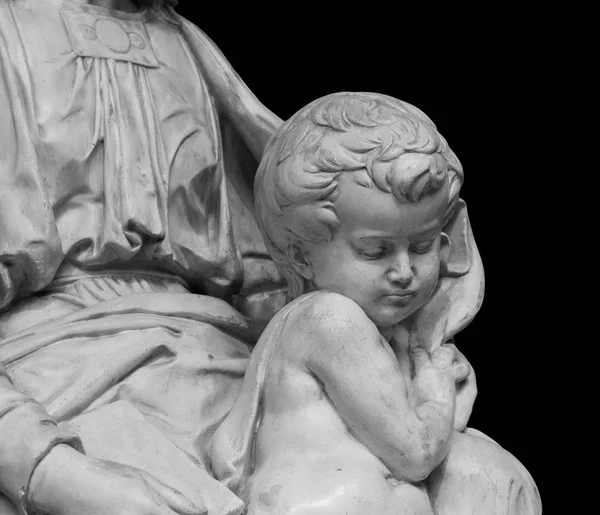 Mermer heykel bir çocuk annesi ile — Stok fotoğraf