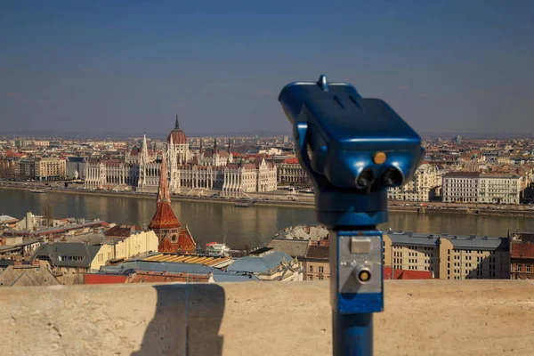 Binóculos azuis e vista panorâmica desfocada do famoso Parlamento húngaro do outro lado do rio Danúbio, Budapeste — Fotografia de Stock