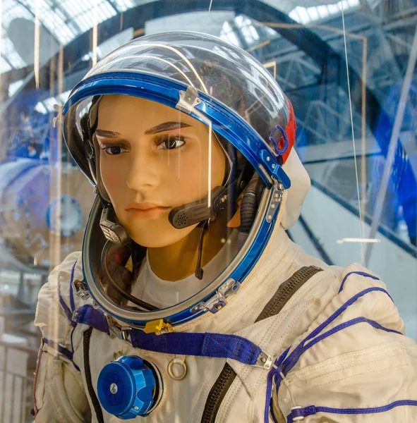 Moskva, Rusko - 28 listopadu 2018: Ruský astronaut skafandru v moskevské muzeum prostoru, který byl speciálně vyvinut pro rané vesmírné vozidlo mise — Stock fotografie