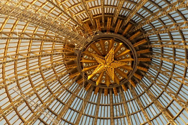 Moscou, Rússia - 28 de novembro de 2018: cúpula de vidro do pavilhão Cosmos do Espaço no VDNH - Exposição de conquistas da economia nacional — Fotografia de Stock