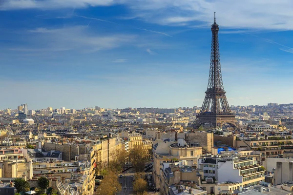 Hermosa vista panorámica de París desde el techo del Arco del Triunfo. Campos Elíseos y la Torre Eiffel — Foto de Stock