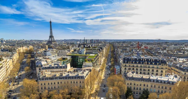 Belle vue panoramique de Paris depuis le toit de l'Arc de Triomphe. Champs Elysées et Tour Eiffel — Photo