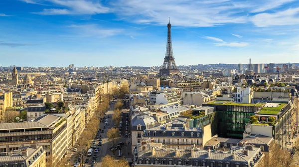 Beautiful panoramic view of Paris from the roof of the Triumphal Arch. Champs Elysees and the Eiffel Tower — Stock Photo, Image