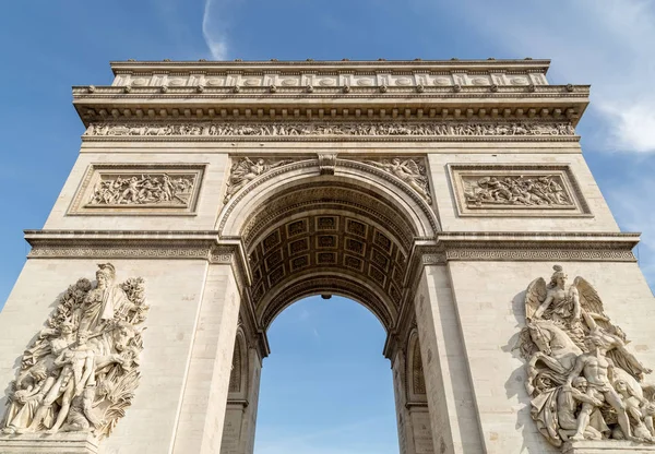 Arco do Triunfo em Paris sob o céu com nuvens. Um de símbolos da França e um dos lugares turísticos mais populares do mundo — Fotografia de Stock