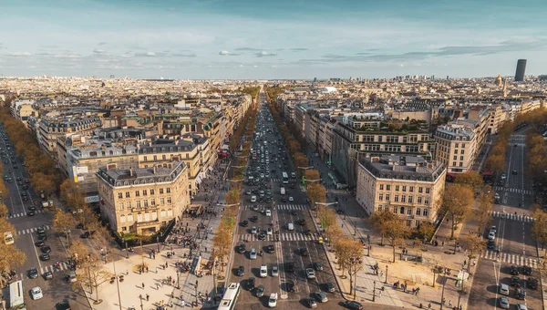 Belle vue panoramique de Paris depuis le toit de l'Arc de Triomphe. Champs Elysées et Tour Eiffel — Photo