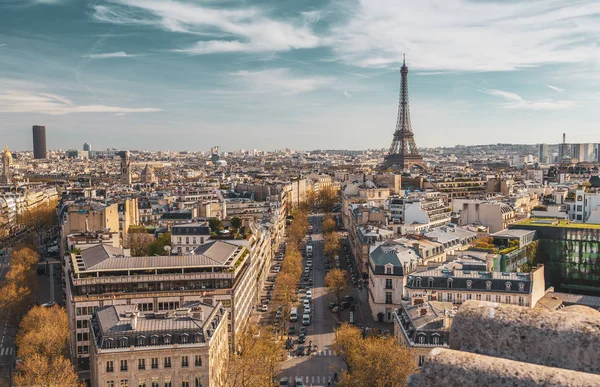 Belle vue panoramique de Paris depuis le toit de l'Arc de Triomphe. Champs Elysées et Tour Eiffel — Photo