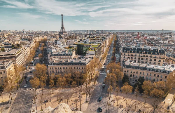 Belle vue panoramique de Paris depuis le toit de l'Arc de Triomphe. Champs Elysées et Tour Eiffel — Photo